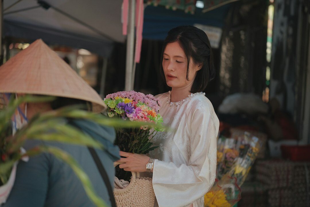 woman at market sharing memories
